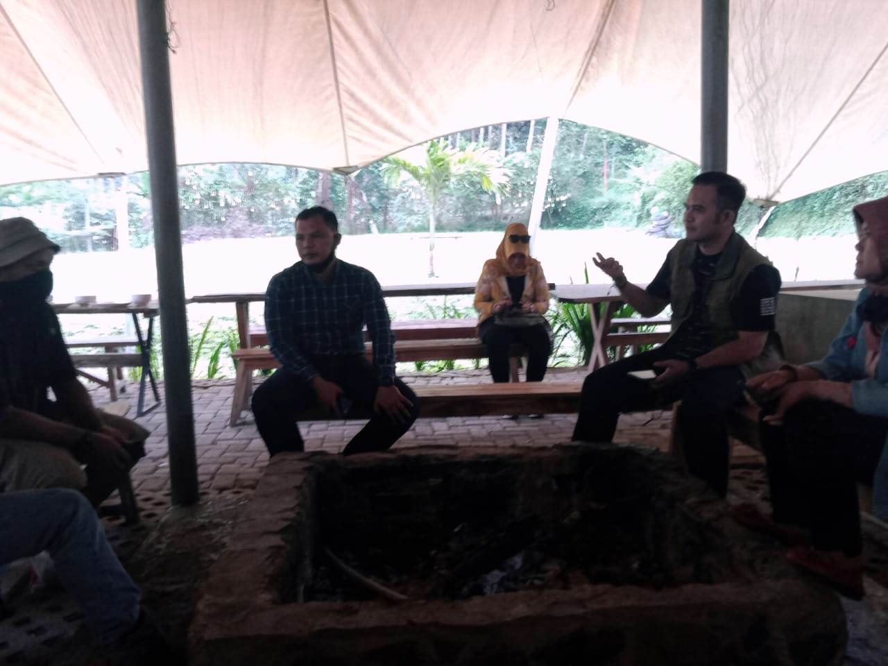 Kepala Dinas Pariwisata dan Budaya, Yosep Nugraha mensosialisasikan strategi Disparbud menyambut tatanan baru bidang kepariwisataan kepada pengelola Glamping Lakeside Ciwidey, Minggu (31/5/2020). (Foto : Disparbud Kab. Bandung)

