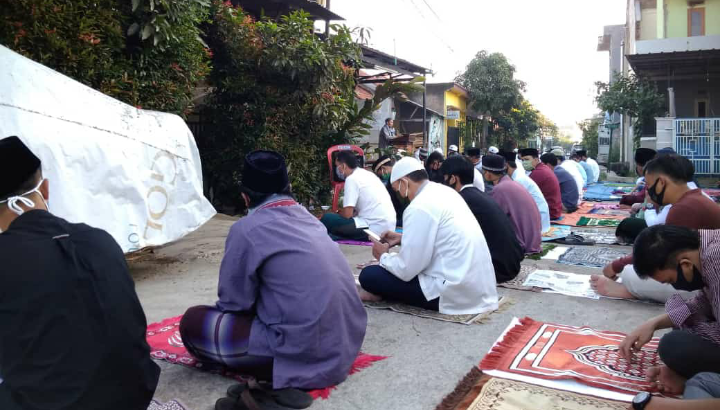 Sejumlah warga di Komplek Griya Utama Rancaekek menjalankan shalat idul fitri berjamaah. (Foto : asep awaludin/dara.co.id)