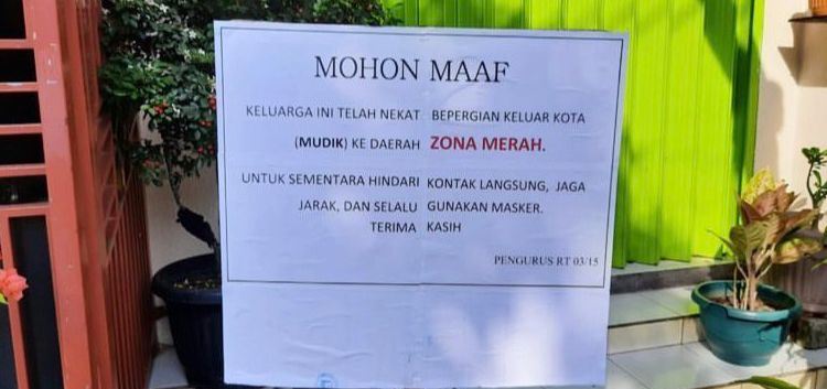 Pemasangan papan informasi atau plang di depan rumah warga yang nekad mudik pada saat lebaran kemarin menjadi perbincangan hangat di media sosial.(Foto: Twitter: @dewisutrisno_)
