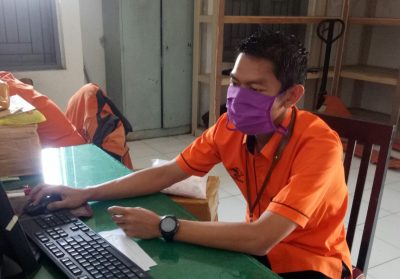 Petugas PT. Pos Indonesia (Persero) Sukaraja, Kabupaten Sukabumi, Jawa Barat melayani menyalurkan bantuan social (bansos) kepada masyarakat yang terkena dampak Covid-19, Jumat (15/5/2020). (Foto : gumelar/dara.co.id)