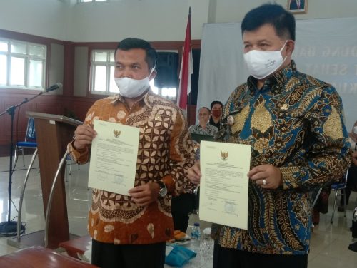 Bupati Bandung Barat, Aa Umbara Sutisna (kanan) dan Ketua DPRD Kabupaten Bandung Barat, Rismanto memperlihatkan sertifikat raihan predikat WTP. (Foto: Heni Suhaeni/dara.co.id)