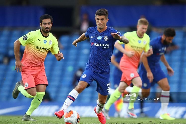 Pemain Chelsea, Christian Pulisic menggiring bola melewati pemain Manchester City. (Foto: AFP/Julian Finney)