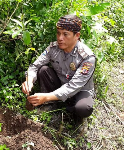 Nunuh Sutisna Si Manusia Pohon, aktivis lingkungan (Foto: verawati/dara.co.id)