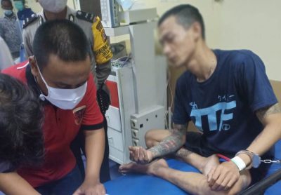 UA (kanan) tersangka pembakar kakak kandung saat dimintai keterangan oleh polisi di ruang IGD RSUD Sayang, Cianjur. (Foto: Istimewa)
