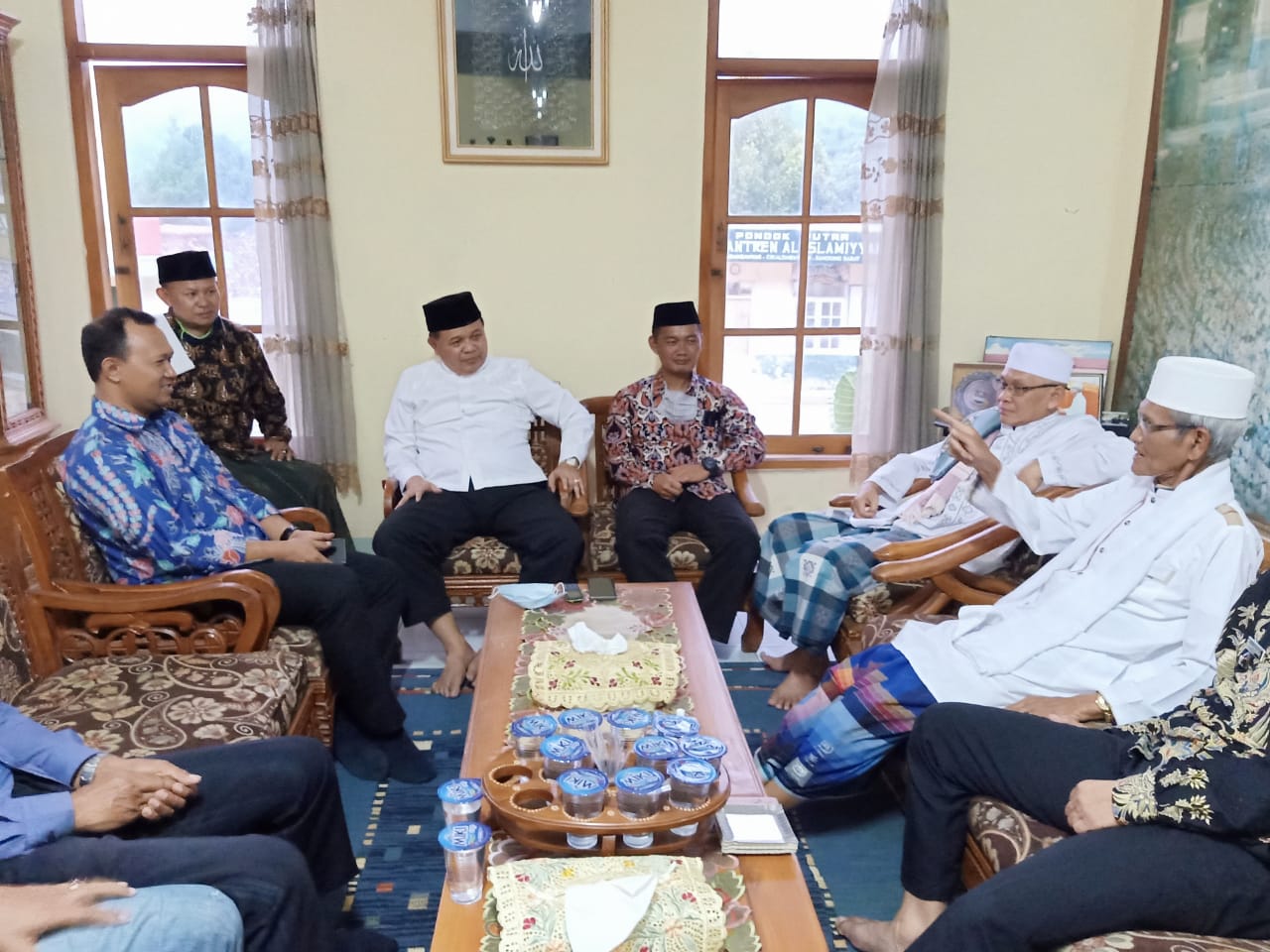 Bupati Bandung Barat, Aa Umbara Sutisna (tengah) saat bersilaturahmi dengan tokoh agama di Ponpes Al-Islamiyah, Kecamatan Cikalongwetan, Kabupaten Bandung Barat, Kamis (11/6/2020). (Foto: Istimewa)