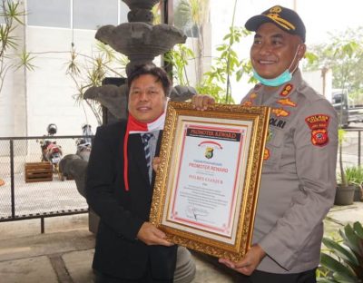 Kapolres Cianjur, AKBP Juang Andi Priyanto saat menerima piagam penghargaan dari Lembaga Kajian Strategis Kepolisian Indonesia (Lemkapi). (Foto: Angga Purwanda/Dara.co.id)