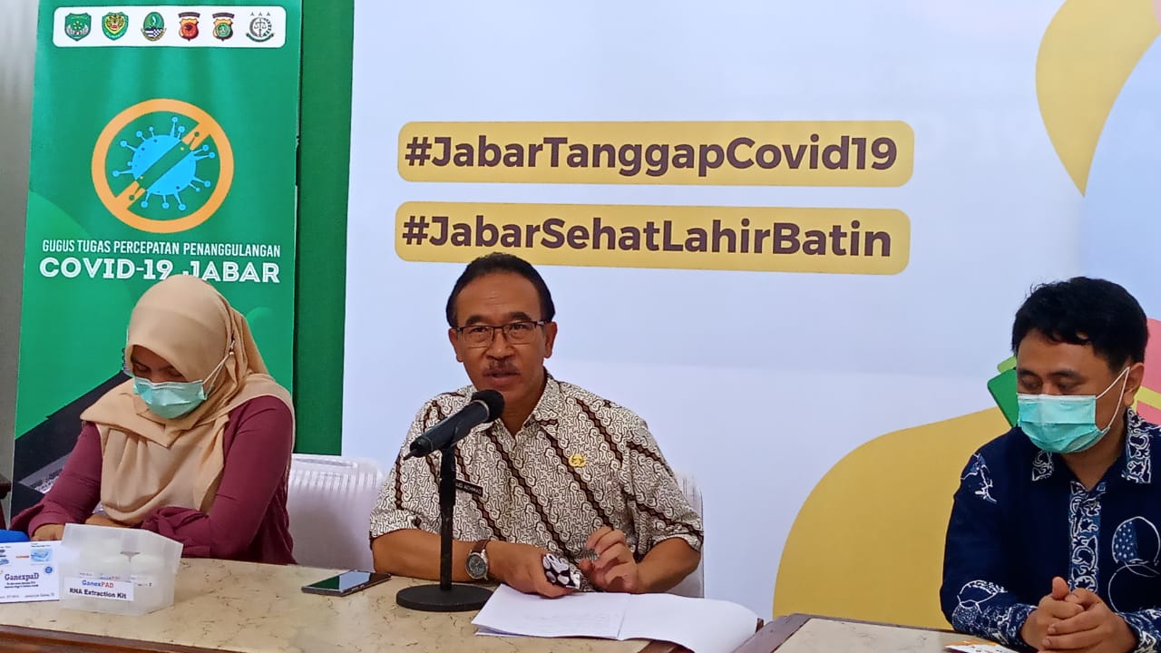 Sekretaris Gugus Tugas (Daud Achmad) ditemani oleh tim Bioteknologi Unpad di Gedung Sate (Foto: Ardian Resco/dara.co.id) 
