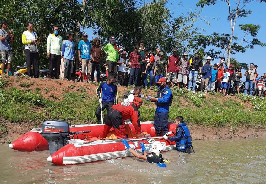 Tim SAR gabungan saat mengevakuasi korban tenggelam di irigasi Tarum Timur di Desa Tangjungsari, Kecamatan Cikaum, Kabupaten Subang, Jawa Barat, Jumat (12/6/2020). (Foto: Kantor SAR Bandung)