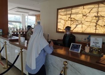 Seorang pengunjung saat melakukan registrasi di salah satu hotel di Kabupaten Cianjur, Jawa Barat. (Foto: Angga Purwanda/Dara.co.id)