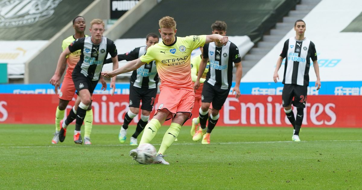 Pemain Manchester City, Kevin de Bruyne saat melakukan eksekusi penalti ke gawang Newcastle. (Foto: manchestereveningnews.co.uk)
