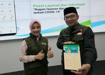 Gubernur Jawa Barat Ridwan Kamil bersama istri Atalia Praratya saat me-launching aplikasi Pikobar di Jabar Command Center, Gedung Sate, Jalan Diponegoro, Kota Bandung, beberapa waktu lalu. (Foto: merdeka.com)