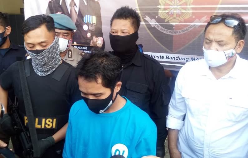 Tersangka pembunuhan, Mulyana tertunduk saat gelar perkara di Mapolsek Margahayu, Kecamatan Margahayu, Kabupaten Bandung, Jawa Barat, Selasa (9/6/2020).
 (Foto: Muhammad Zein/dara.co.id)