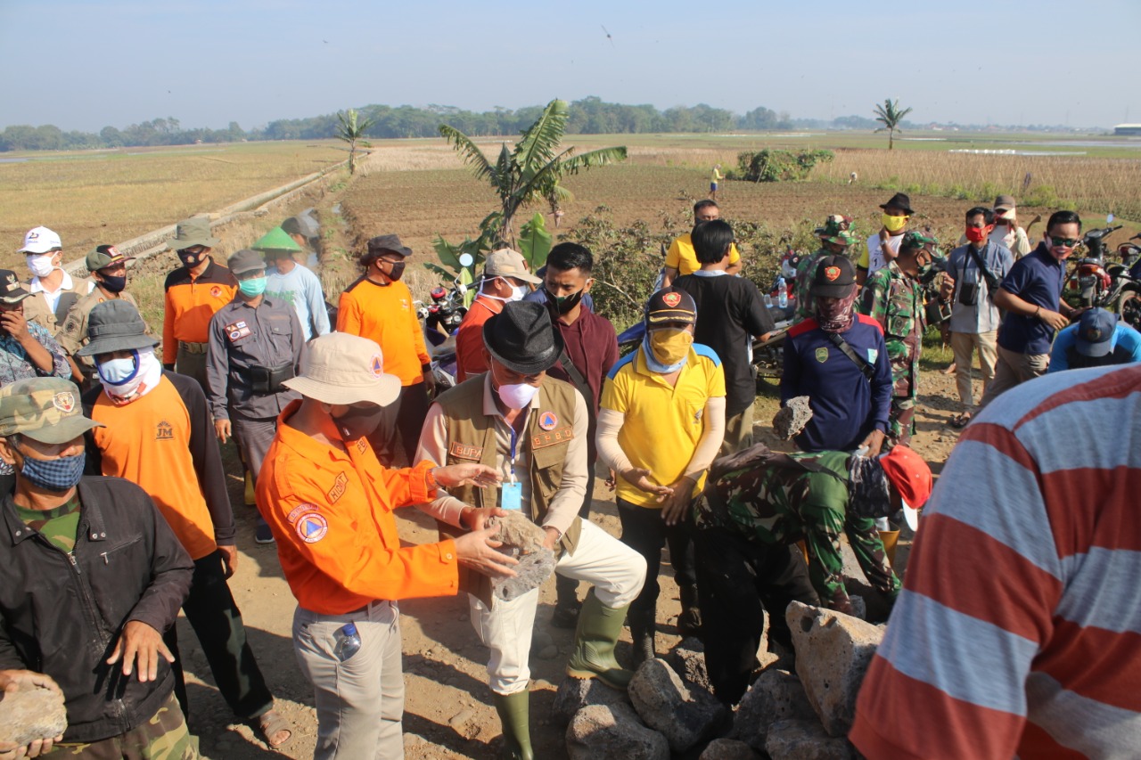 Bupati Subang, H Ruhimat meninjau perbaikan pintu air irigasi Malang yang jebol di Desa Tanjungsari Timur Kecamatan Cikaum Kabupaten Subang, Jawa Barat (Foto: Deny Suhendar/dara.co.id)