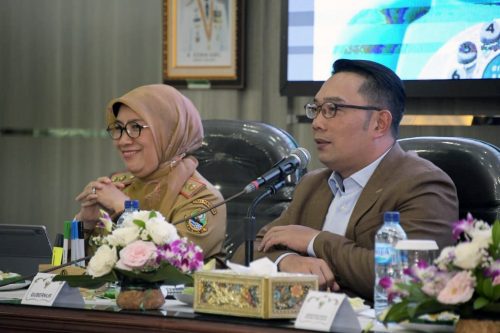 Gubernu Jabar, Ridwan Kamil dan Kadisdik Jabar, Dewi sartika (Foto: radarbandung)
