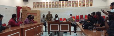 Kapolres Sukabumi Kota, AKBP Sumarni silaturahmi dengan awak media yang biasa meliput di lingkungan polres Sukabumi Kota. Di Graha Rekonfu, Mapolres Sukabumi Kota. Sabtu (6/06/2020).(Foto : riri/dara.co.id)