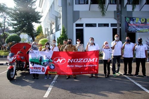 Pemerintah Kabupaten (Pemkab) Subang, mendapat bantuan satu unit Cator (Kendaraan beroda tiga) Disinfektan dari PT. Nozomi Otomotif Indonesia. Bantuan diserahkan General Manager (GM) PT. NOI secara simbolis kepada Wakil Bupati Subang Agus Masykur Rosyadi pada saat apel pagi di halaman kantor Pemda Kabupaten Subang. Senin (22/06/ 2020).(Foto : Deny suhendar/dara.co.id)