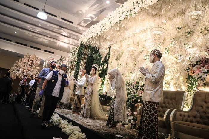 Wakil Wali Kota Bandung, Yana Mulyana ikut mengecek simulasi resepsi pernikahan di masa pendemi Covid-19, Gedung Graha Batununggal Indah, Jalan Batununggal Indah, Kota Bandung, Rabu 24 Juni 2020. (Humas Setda Kota Bandung/galamedianews.com)