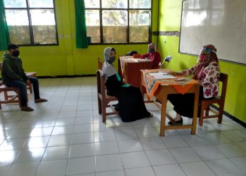 Pelaksanaan Penerimaan Peserta Didik Baru (PPDB) SMA/SMK sederajat jalur afirmasi, perpindahan tugas orangtua/wali,dan prestasi dimulai sejak Senin (8/6/2020). Namun masih banyak orangtua siswa yang bingung mekanisme pendaftarannya.(Foto : Verawati/dara.co.id)