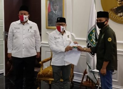 Dadang SUpriatna (kanan)  menerima KTA yang diserahkan Ketua DPP PKB, Muhaimin Iskandar  (tengah) didampingi Ketua DPC PKB Kabupaten Bandung, Cucun Ahmad Syamsurijal, (Foto: Istimewa)