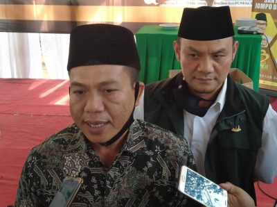 Bakal calon Bupati Bandung dari PKB, Dadang Supriana, didampingi anggota DPRD Jabar dari Fraksi PKB, K.H Asep Syamsudin memberikan keterangan pers. (Foto: Muhammad Zein/dara.co.id)

