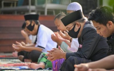 Gubernur Jawa Barat, Ridwan Kamil saat melaksanakan Solat Id 1441 H (Foto : dokumen/dara.co.id)