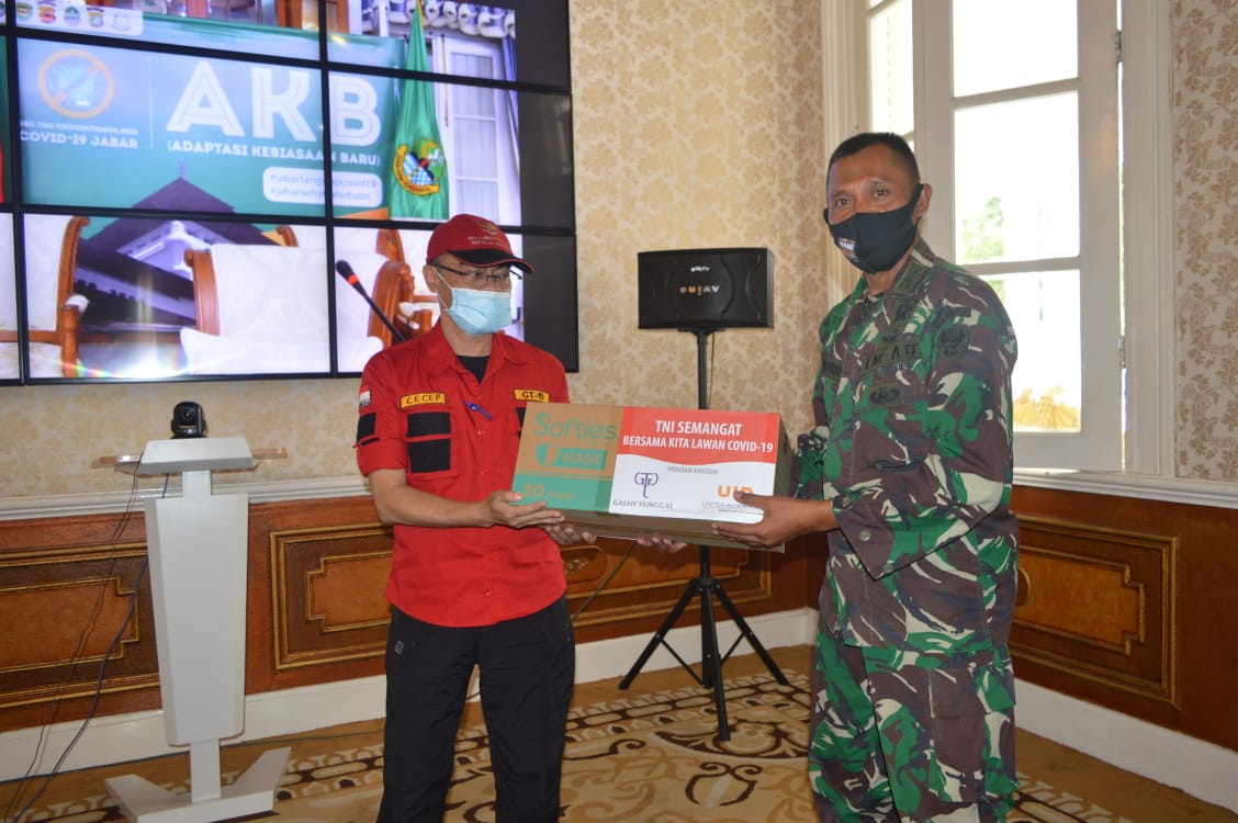 Staff Teritorial Mabes TNI melalui Kodim 0608 Cianjur, Jawa Barat menyerahkan sebanyak 5000 APD bagi gugus tugas percepatan penanganan Covid-19. (Foto: Angga Purwanda/dara.co.id)