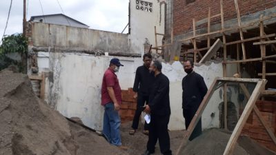 Petugas Distaru Kota Bandung saat mendatangi lokasi bangunan rumah di Jalan Siti Mariah Nomor 12, Kota Bandung, Jawa Barat, Jumat (17/7/2020). (Foto: Asep Awaludin/dara.co.id)