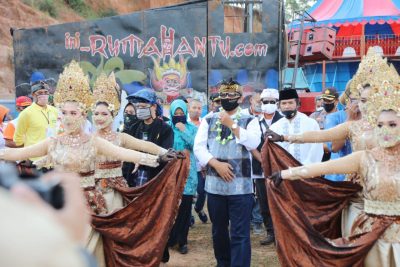 Bupati Bandung, Dadang M. Naser saat menghadiri acara Gebyar Expo Wisata Budaya Andes Desa Cilame Kecamatan Kutawaringin, Kabupaten Bandung, baru-baru ini. (Foto: Humas Pemkab Bandung)
