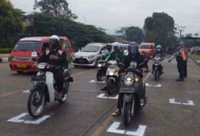 Sejumlah pengendara sepeda motor berhenti di RHK persimpangan Jalan Perintis Kemerdekaan (Jebrod), Cilaku, Kabupaten Cianjur, Jawa Barat. (Foto: Angga Purwanda/dara.co.id)