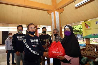 Ketua IKAPTK Kabupaten Bandung, Marlan secara simbolis memberikan bantuan kepada warga di Kantor Kecamatan Soreang, Kabupaten Bandung, Jawa Barat. (Foto: Humas Pemkab Bandung)