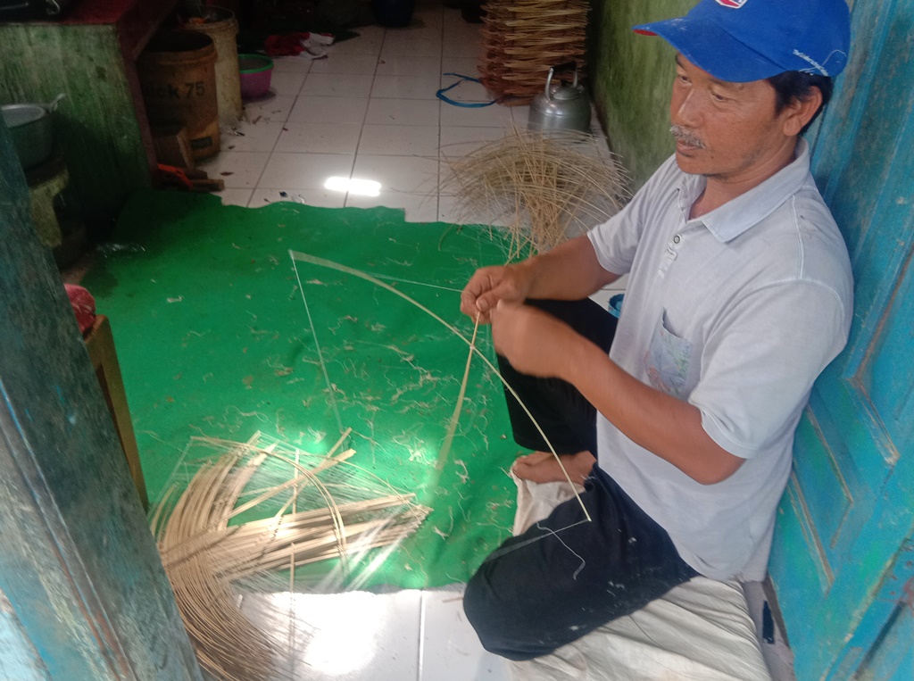 Pengrajin layangan asal Kecamatan Cihampelas, Kabupaten Bandung Barat, Asep Supriatna. (Foto: Heni Suhaeni/dara.co.id)