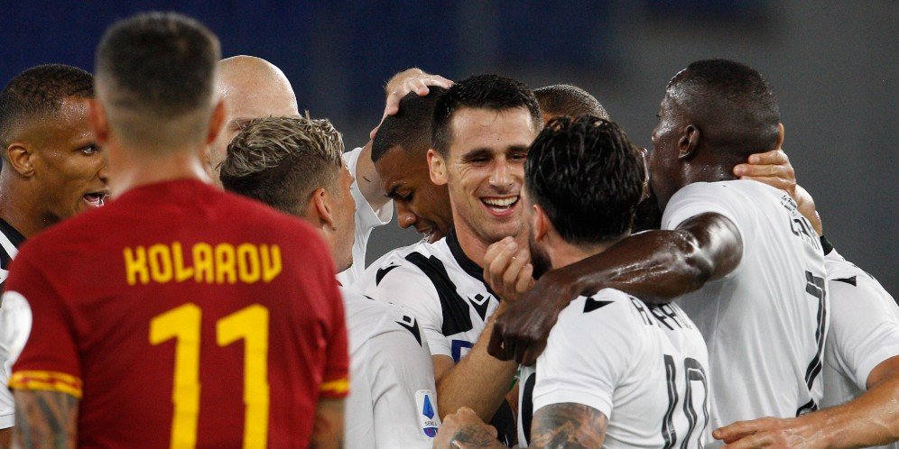 Para pemain Udinese merayakan gol ke gawang AS Roma, Jumat (3/7/2020). (Foto: AP Photo)