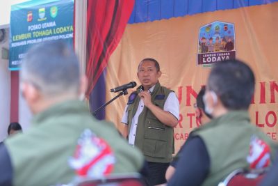 Wakil Wali Kota Bandung, Yana Mulyana saat meresmikan Lembur Tohaga Lodaya di RW 06 Perumahan Bumi Adipura, Kelurahan Rancabolang, Kecamatan Gedebage, Kota Bandung, Jawa Barat, Minggu (19/7/2020). (Foto: Avila Dwi Putra/dara.co.id)