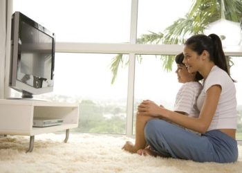 Ilustrasi orang tua mendampingi anak menonton TV (Foto : Grid.id)