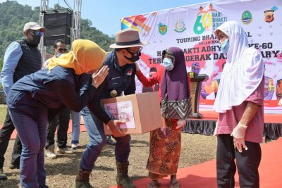 Gubernur Jawa Barat, Ridwan Kamil bersama istri Atalia Praratya membagikan sembako kepada warga Desa Cikidang dan Citepus, Kabupaten Sukabumi, Sabtu (25/7/2020). (Foto : Humas Pemprov Jabar)
