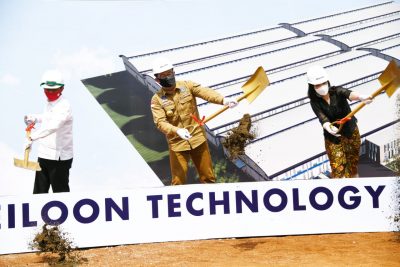 Gubernur Jawa Barat, Ridwan Kamil menebarkan pasir saat meninjau lokasi Groundbreaking  Groundgreaking pabrik PT Meiloon Technology  Indonesia di Taifa Industrial Estate di Kabupaten Subang, Selasa (21/7/2020). (Foto : Humas Pemprov Jabar)


 