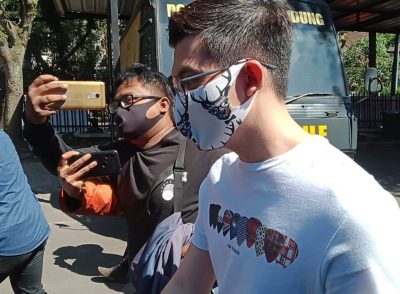Aktor Irwansyah saat mendatangi Mapolrestabes Bandung, Jalan Jawa, Kota Bandung, Jawa Barat, Jumat (24/7/2020). (Foto: Avila Dwi Putra/dara.co.id)