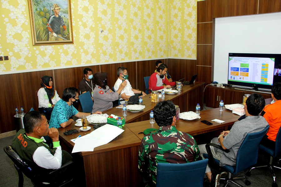
Bupati Subang H. Ruhimat di dampingi Wakil Bupati Subang Agus Masykur, Kajari Subang, Kadinkes, Kasatpoldam, perwakilan dari kepolisian,BPBD menggelar Rapat Evaluasi Tingkat Kewaspadaan dalam kerangka PSBB Jawa Barat,di Ruang Rapat Rumah Dinas Bupati Subang. Jumat (03/07/2020). Rapat digelar secara zoom meeting. (Foto : deny suhendar/dara.co.id)
