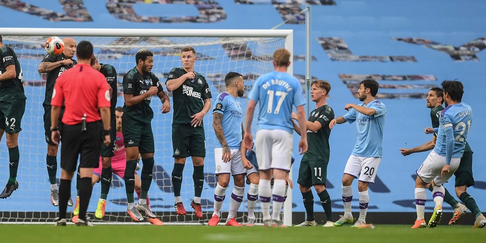 Momen ketika David Silva mencetak gol tendangan bebas ke gawang Newcastle di pekan ke-34 Premier League 2019/2020. (Foto: AP Photo via bola.net)
