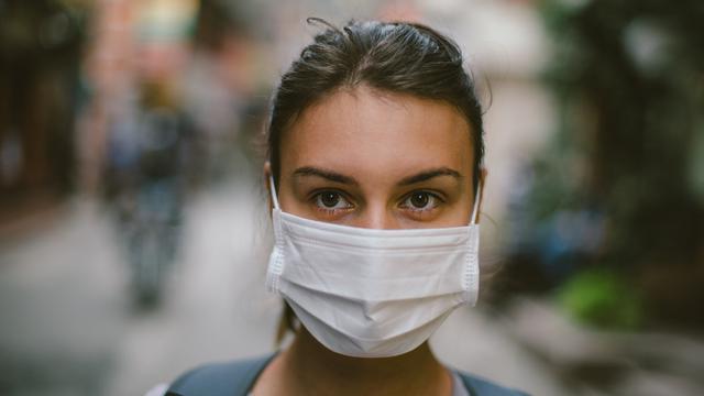 Cara memakai masker yang benar (Foto: Liputan 6.com)