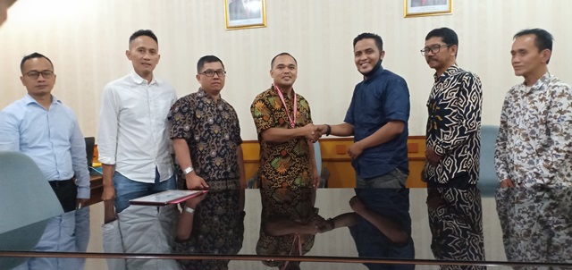 Ketua DPRD H.Sugianto menerima penghargaan sebagai Tokoh Muda Inspiratif dan Terbuka dari Komite Pencegahan Korupsi Jawa Barat, Kamis (23/7/2020). (Foto : rri.co.id)
