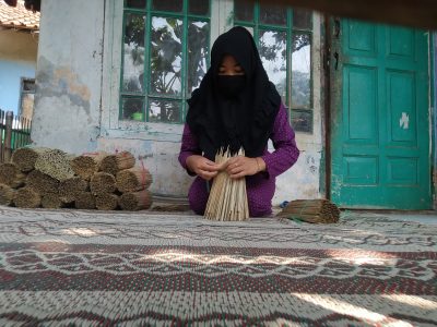 Seorang wanita pengrajin saat mengepak tusuk sate di Kampung Cipicung, Desa Wangunjaya, Kecamatan Cugenang, Kabupaten Cianjur, Jawa Barat,Minggu (26/7/2020). Perayaan Hari Raya Idul Adha 2020 ditengah pandemi Covid-19 berdampak pada hilangnya omzet. (Foto : purwanda/dara.co.id)