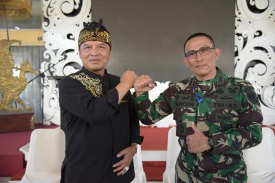 Bupati Bandung, Dadang M. Naser dan Danrem 062 Tarumanagara, Kolonel Inf Muhamad Muchidin. (Foto: Humas Pemkab Bandung)