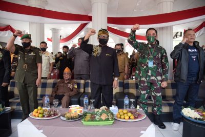 Bupati Bandung, Dadang M. Naser bersama Forkopimda saat menghadiri acara Peringatan Hari Veteran Nasional Tingkat Kabupaten Bandung di Gedung Juang Baleendah, Senin (10/8/2020). (Foto: Humas Pemkab Bandung)

