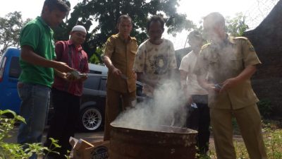 Pemusnahan KTP Elektronik rusak oleh Disdukcapil Kabupaten Cianjur. (Foto: Angga Purwanda/dara.co.id)