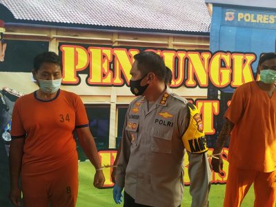 Pelaku pelecehan seksual terhadap anak tiri (kiri/baju tahanan) (Foto: Charles/dara.co.id)