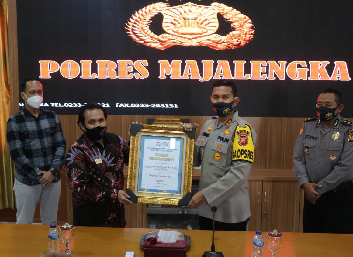 Kapolres Majalengka, AKBP Bismo Teguh Prakoso menerima penghargaan dari Komnas Perlindungan Anak yang diwakili 
Sekjen Komnas Perlindungan Anak, Zandre Badak. (Foto: Humas Polres Majalengka)