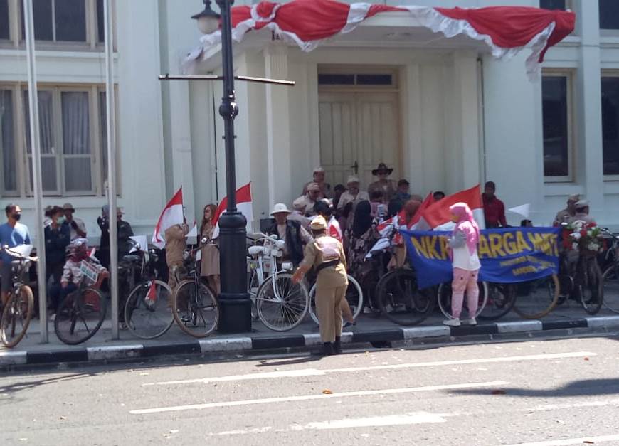 Komunitas sepeda tua saat merayakan HUT RI ke-75 di depan Gedung Merdeka, Jalan Asia Afrika, Kota Bandung, Jawa Barat, Senin (17/8/2020). (Foto: Asep Awaludin/dara.co.id)