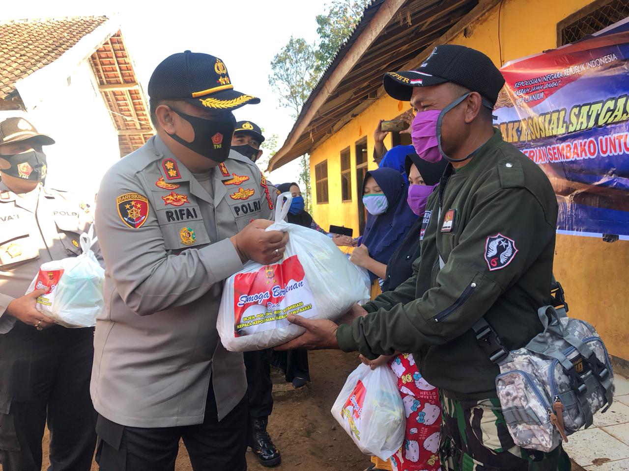 Kapolres Cianjur, AKBP Mochamad Rifai membagikan sembako kepada warga di Kecamatan Cikadu, Kabupaten Cianjur, Jawa Barat, Rabu (19/8/2020). (Foto: Angga Purwanda/dara.co.id)