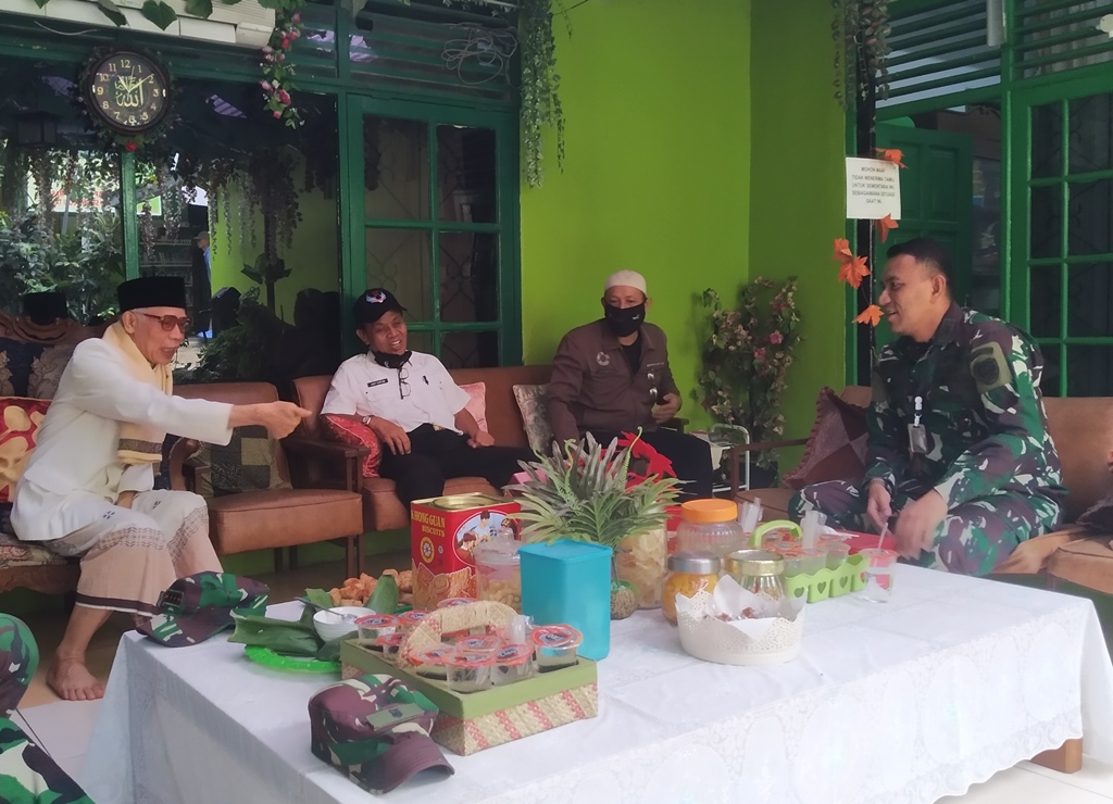 Dandim 0608/Cianjur, Letkol Kav Ricky Arinuryad (kanan) saat bersilaturahmi ke kediaman sesepuh MUI Kabupaten Cianjur, KH. Raden Abdul Halim, Rabu (12/8/2020). (Foto: Angga Purwanda/dara.co.id)